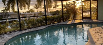 Waterfront house, boat dock, pool, walking distance to Port Charlotte Beach