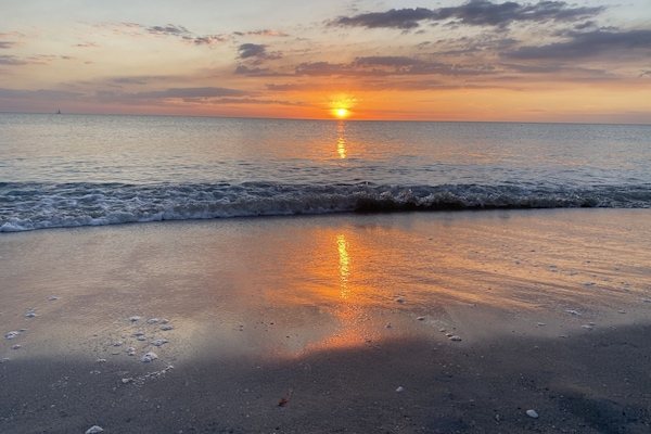 Nær stranden og strandhåndklær