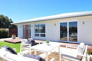 Outdoor dining - Beach Haven - Modern home located right in town, you wont get better. (Robe)