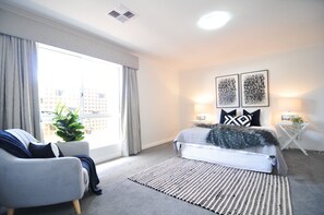 4 bedrooms, free WiFi - Beach Haven - Modern home located right in town, you wont get better. (Robe)