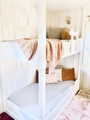 5 Schlafzimmer, Schreibtisch, Bügeleisen/Bügelbrett, Reisekinderbett