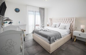 4 bedrooms, travel cot, free WiFi, bed sheets