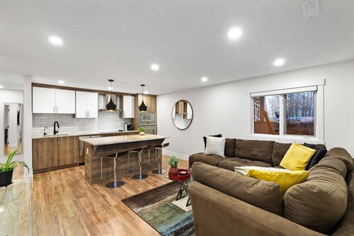 Elveden Manor suite on 5 acres for a relaxing stay. Tesla charger on site 