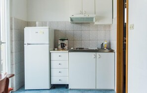 Fridge, stovetop, coffee/tea maker, cookware/dishes/utensils - Beautiful apartment in Slatine with WiFi (Slatine)