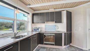 Køleskab, kogeplade, opvaskemaskine, kaffe-/temaskine