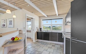 ثلاجة، موقد طهي مسطح، غسالة أطباق، ماكينة لصنع القهوة/الشاي