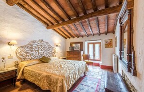 8 bedrooms, free WiFi, bed sheets