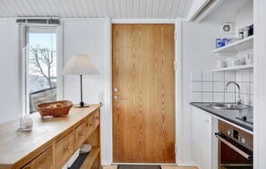 Kühlschrank, Ofen, Herdplatte, Wasserkocher mit Kaffee-/Teezubehör