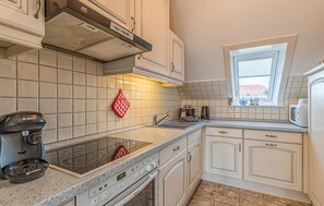 Kühlschrank, Mikrowelle, Herdplatte, Geschirrspüler
