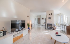 TV, fireplace