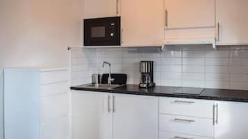 Fridge, stovetop, coffee/tea maker