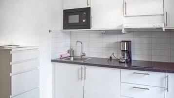 Réfrigérateur, plaque de cuisson, cafetiÚre/bouilloire