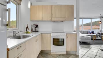 Refrigerador, horno, parrilla de estufa y cafetera y tetera