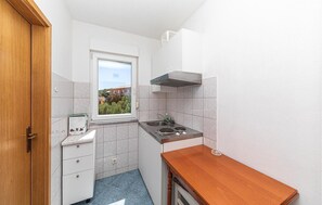 Kühlschrank, Herdplatte, Wasserkocher mit Kaffee-/Teezubehör