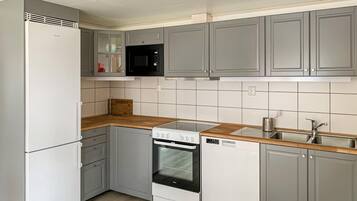 Kühlschrank, Herdplatte, Wasserkocher mit Kaffee-/Teezubehör