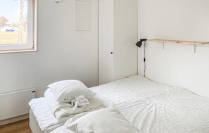 4 bedrooms, free WiFi - Gorgeous home in Löttorp with WiFi (Löttorp)