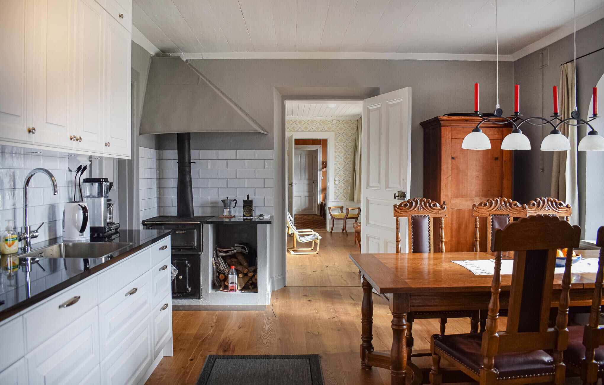 Kylskåp, diskmaskin och kaffe- och tebryggare