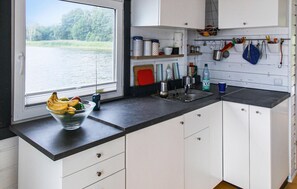 Fridge, stovetop, cookware/dishes/utensils - 1 bedroom beach front ship in Havelsee OT Kützkow (Havelsee OT Kützkow)