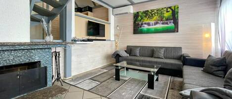 Fernseher, Kamin, DVD-Player