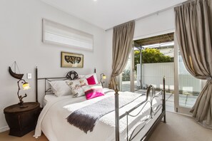 2 bedrooms, desk, iron/ironing board, free WiFi - Beautifully decorated, stylish and comfortable, central Auckland  (Auckland)