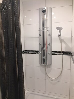 Shower, hair dryer, bidet, towels - Cozy small apartment beautiful hiking trails right outside the door (Blumberg)