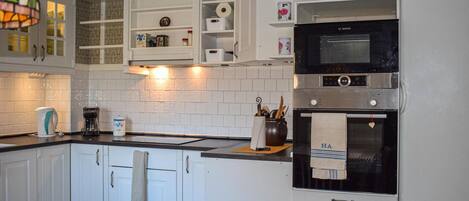 Refrigerador, horno, lavavajillas y cafetera y tetera