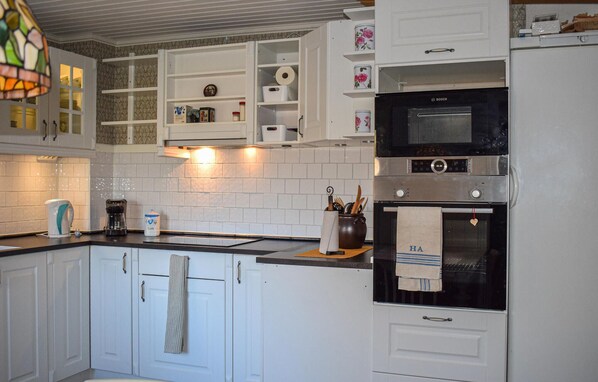 Kylskåp, mikrovågsugn, ugn och diskmaskin