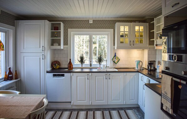 Réfrigérateur, un four, lave-vaisselle, cafetière-théière