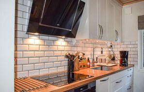 Jääkaappi, uuni, astianpesukone, kahvin-/teenkeitin