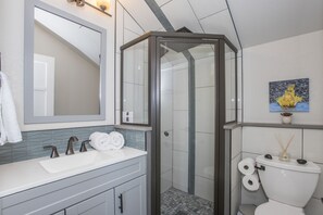 Douche, séchoir à cheveux, serviettes fournies, savon
