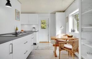 Jääkaappi, mikroaaltouuni, liesi, astianpesukone