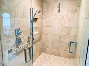 Combined shower/bathtub, jetted bath, hair dryer, towels