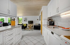 Fridge, microwave, stovetop, dishwasher - Gorgeous home in Blåvand with WiFi (Blåvand)