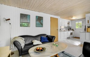 TV, fireplace - Gorgeous home in Blåvand with WiFi (Blåvand)