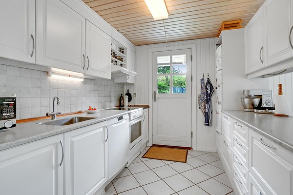 Køleskab, kogeplade, opvaskemaskine, kaffe-/temaskine