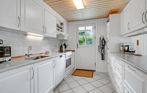 Refrigerador, parrilla de estufa, lavavajillas y cafetera y tetera 