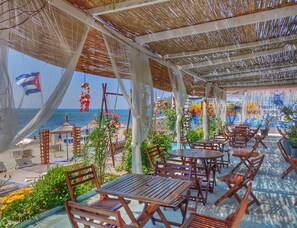 Outdoor dining - Sunny Green Beach (Durrës)