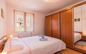 2 bedrooms, free WiFi, bed sheets - Awesome apartment in Pula with WiFi (Pula)