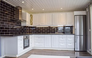 Kylskåp, ugn och kaffe- och tebryggare