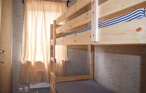 2 Schlafzimmer, Reisekinderbett