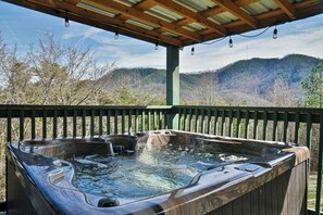 Outdoor spa tub - Reds Peak · Mountain Cabin w/ VIEWS, Sauna, HotTub & Game Room (SEVIERVILLE)