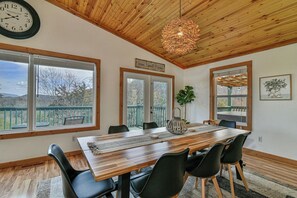 Dining - Reds Peak · Mountain Cabin w/ VIEWS, Sauna, HotTub & Game Room (SEVIERVILLE)
