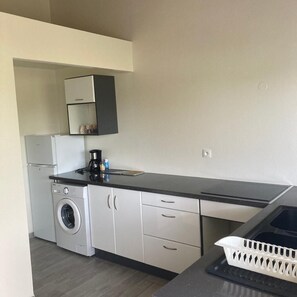 Réfrigérateur, micro-ondes, plaque de cuisson, cafetière/bouilloire