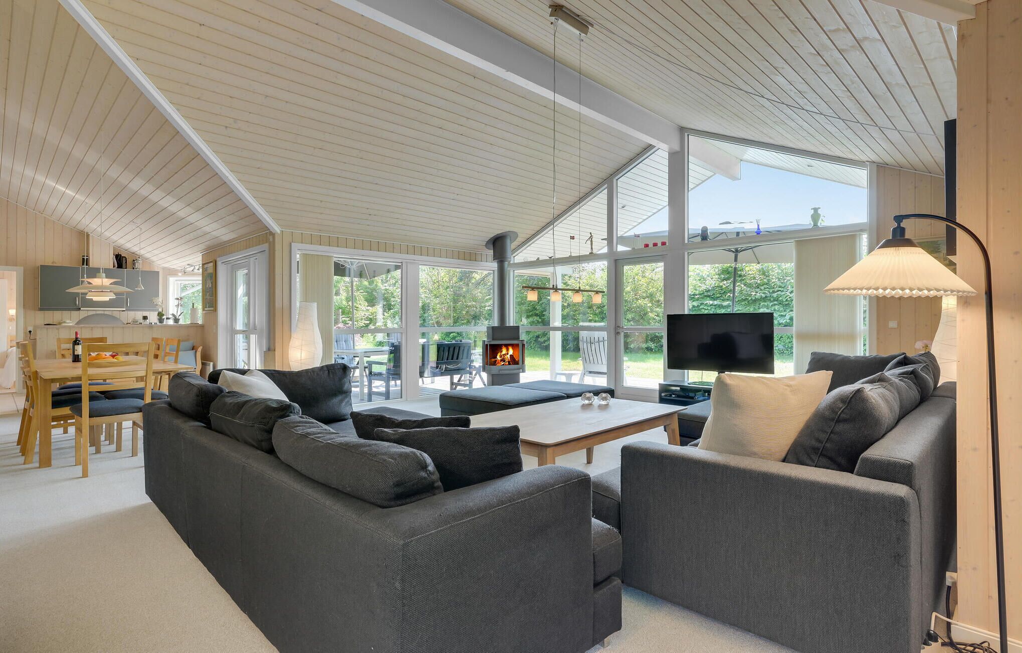 Télévision, cheminée