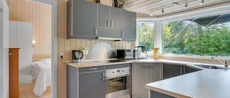 Réfrigérateur, un four, surface de cuisson, lave-vaisselle