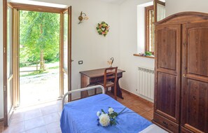 4 bedrooms, iron/ironing board, internet