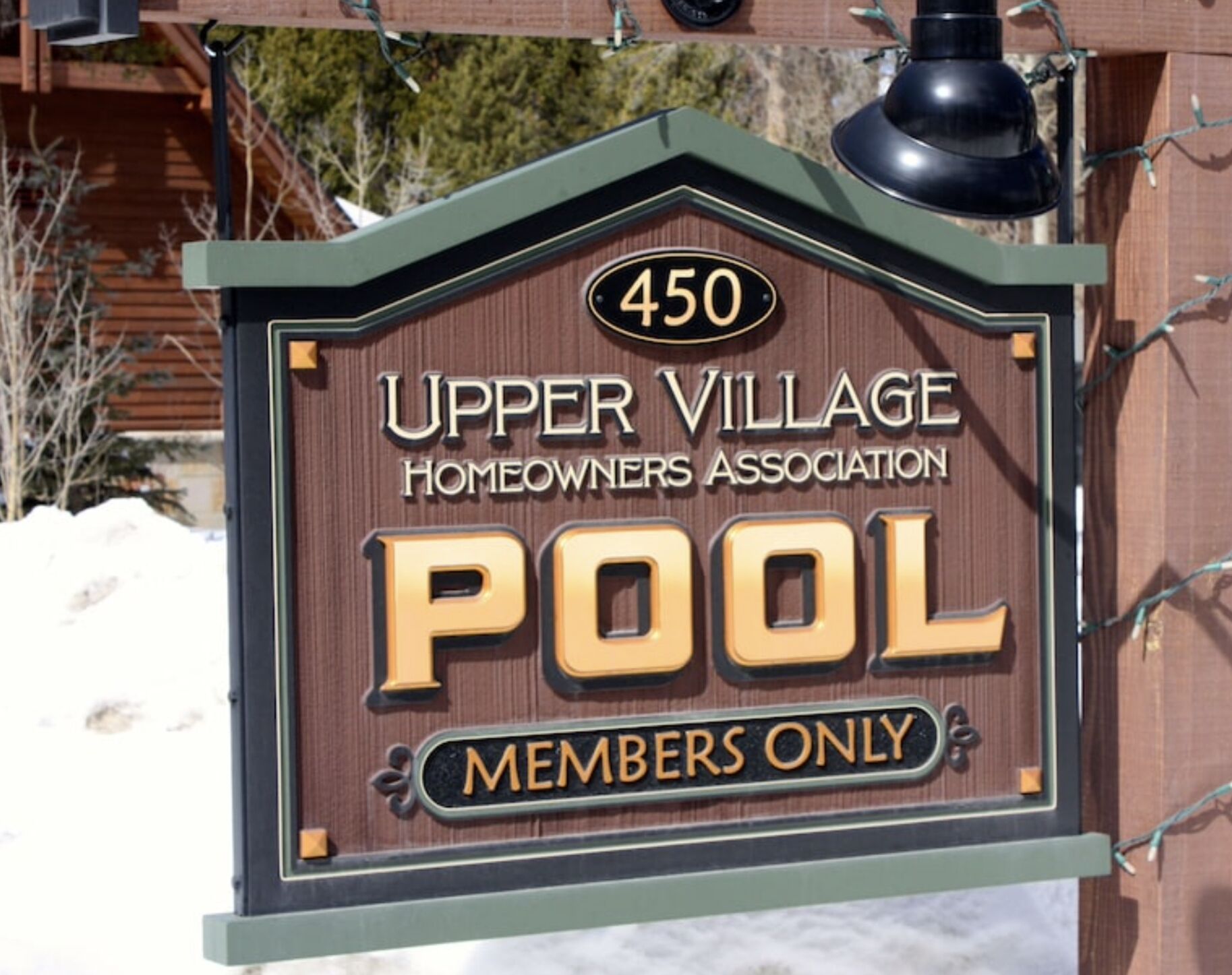 Schild der Upper Village Homeowners Association für das Schwimmbad, kennzeichnet es als Anlage nur für Mitglieder.