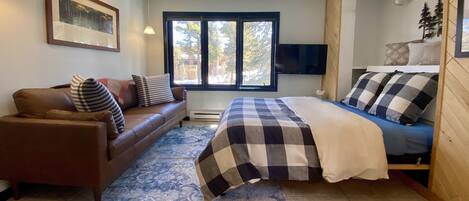 Tabla de planchar con plancha, wifi gratis y ropa de cama