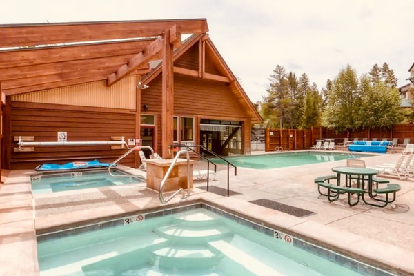 Piscina coberta i piscina a l'aire lliure