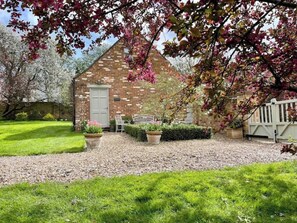 Property grounds - Refurbished Coach House in rural setting. (Waddesdon)
